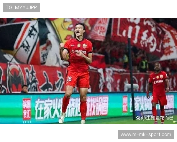 上海海港角球配合创造巨大威胁，全场情绪高涨