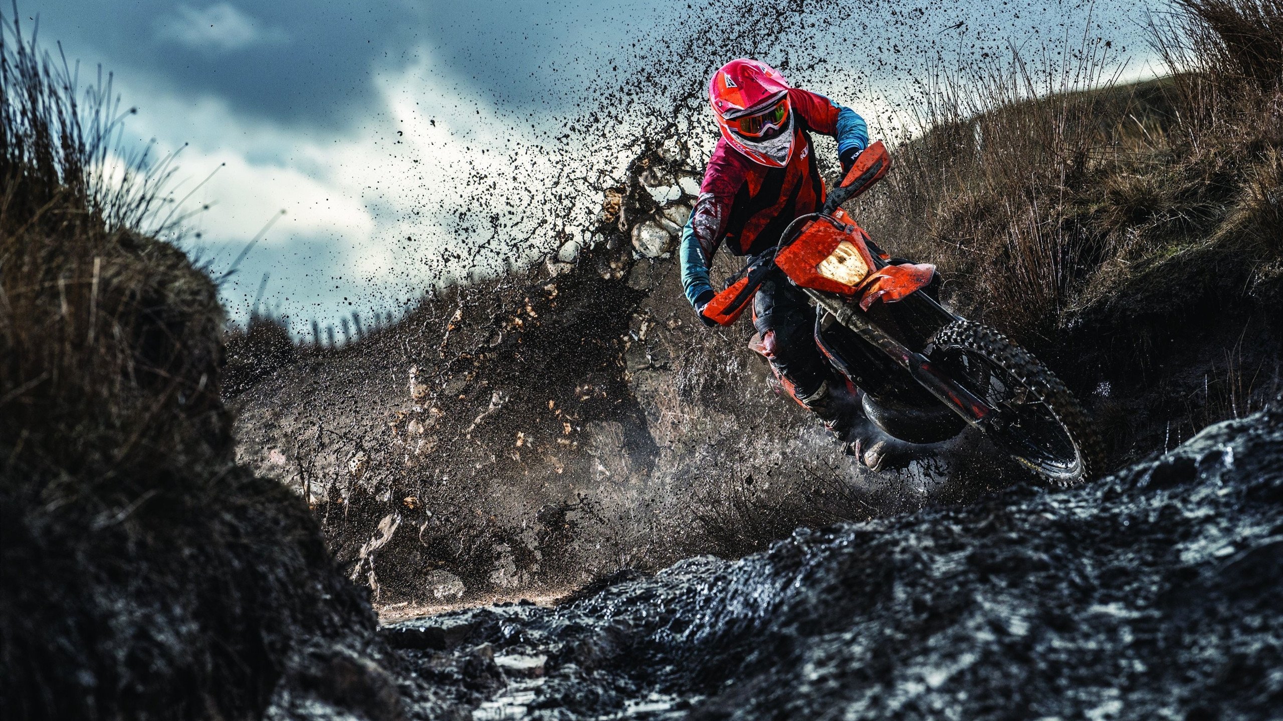 拉恩：他是全黑队进攻中的闪电，每一次带球都让对方防线紧张，拉恩vs科尔雷恩